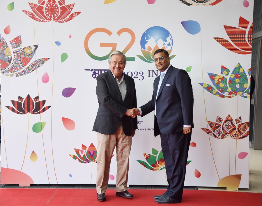 magen facilitada por la Oficina de Prensa de la India (PIB) de la bienvenida al Secretario General de la ONU, António Guterres (izq.), en el Aeropuerto Palam Airforce, en Nueva Delhi.