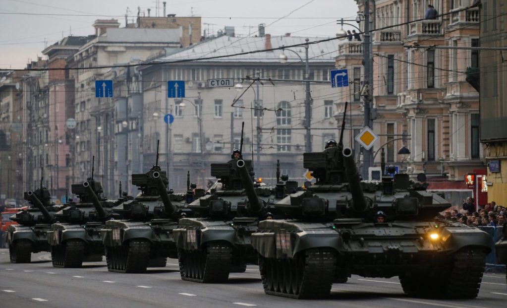  Tanques rusos en el ensayo de un desfile en Moscú