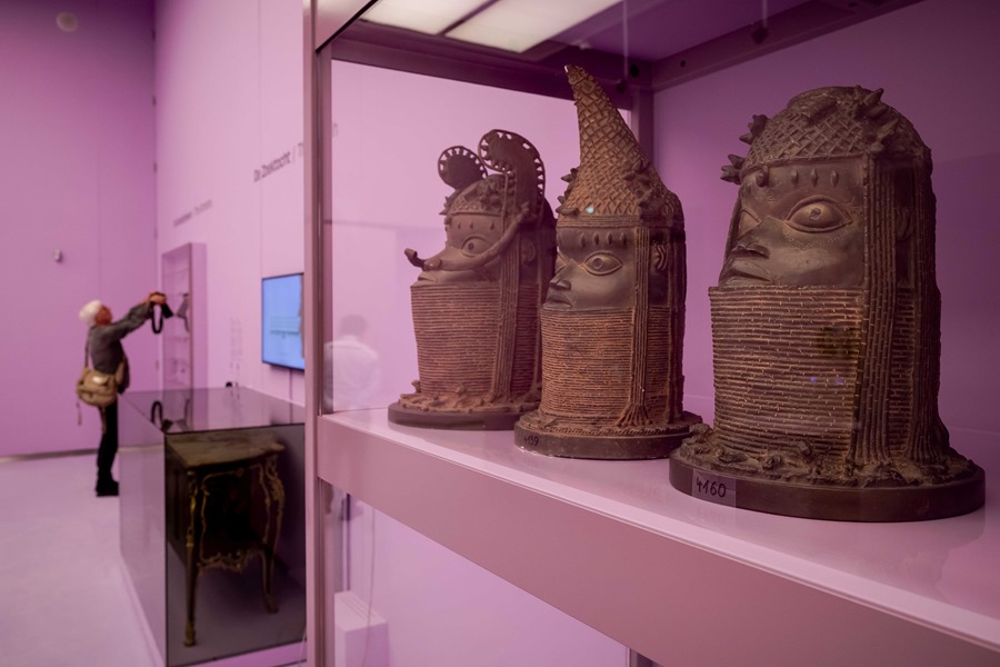 Moldes de los 'Bronces de Benin', esculturas religiosas y reales de Benin (Nigeria moderna) que se exhiben en la exposición del museo Mauritshuis de La Haya, Países Bajos, sobre arte robado.