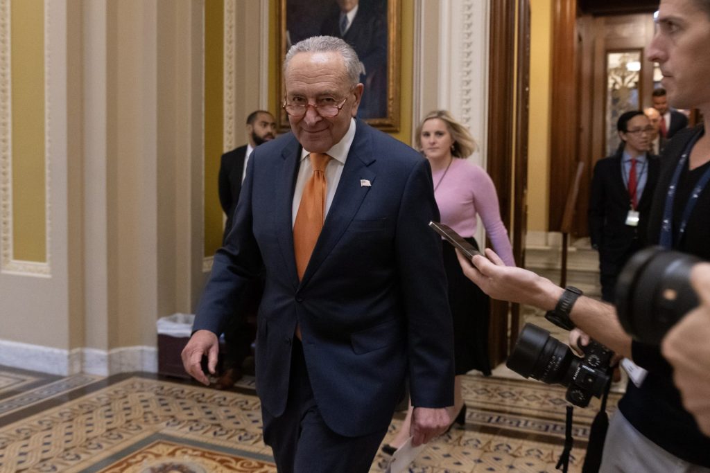 El líder de la mayoría demócrata en el Senado de EE.UU., Chuck Schumer (c), camina por el Capitolio, sede del Congreso de EE.UU., en Washington, este 30 de septiembre de 2023. EFE/Michael Reynolds