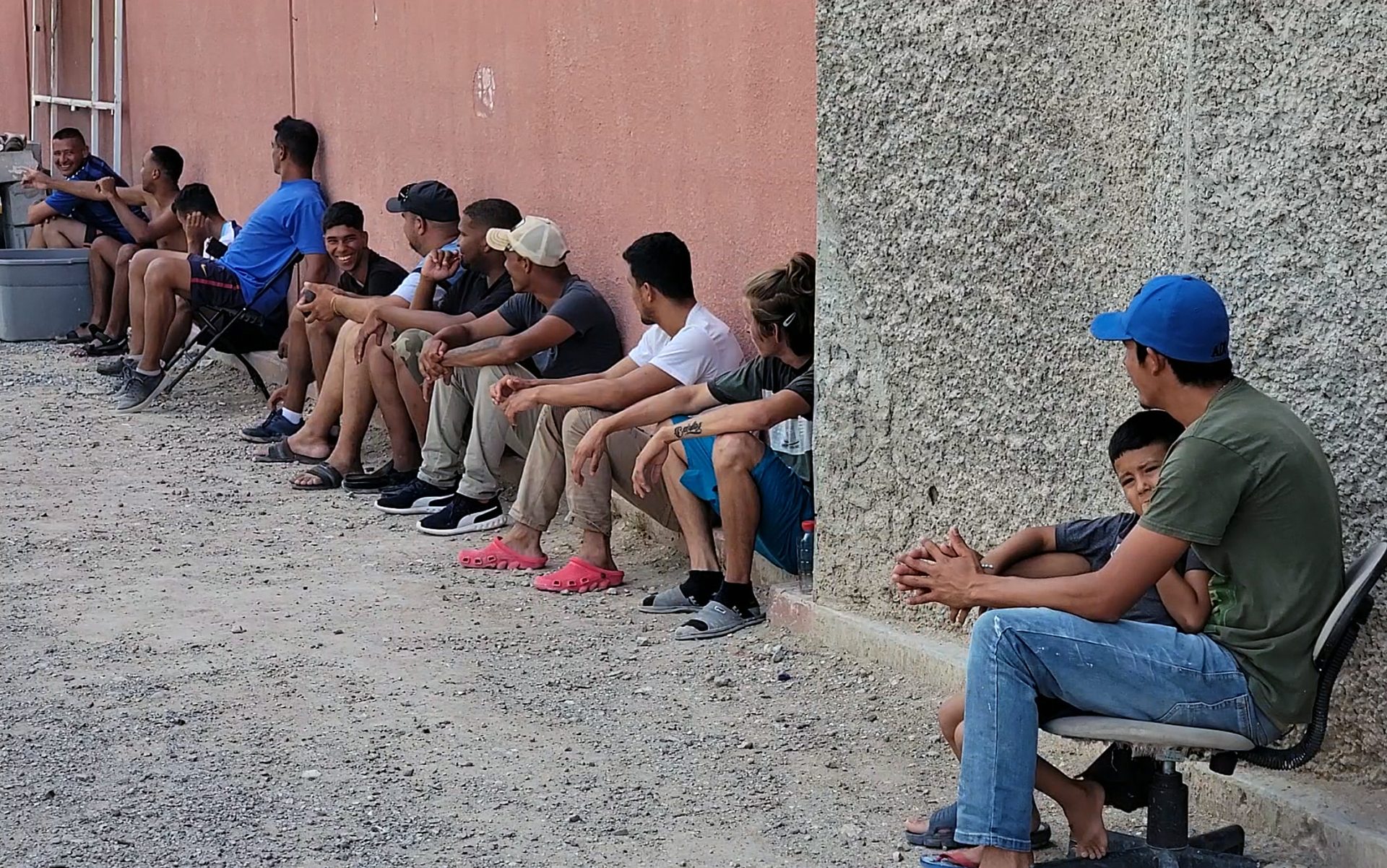 Migrantes permanecen en el albergue La Casa del Migrante, el 30 de agosto de 2023, en Ciudad Juárez, Chihuahua (México). EFE/Luis Torres
