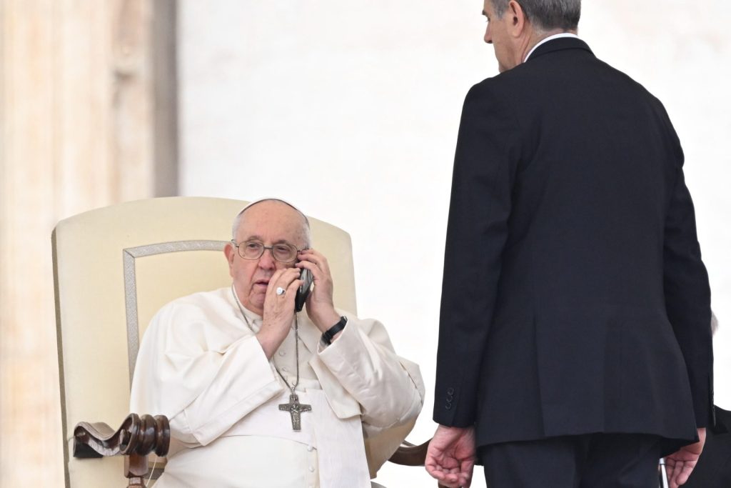 Fotografía de archivo del papa Francisco durante su audiencia general en la Plaza de San Pedro en el Vaticano. EFE/Claudio Perí