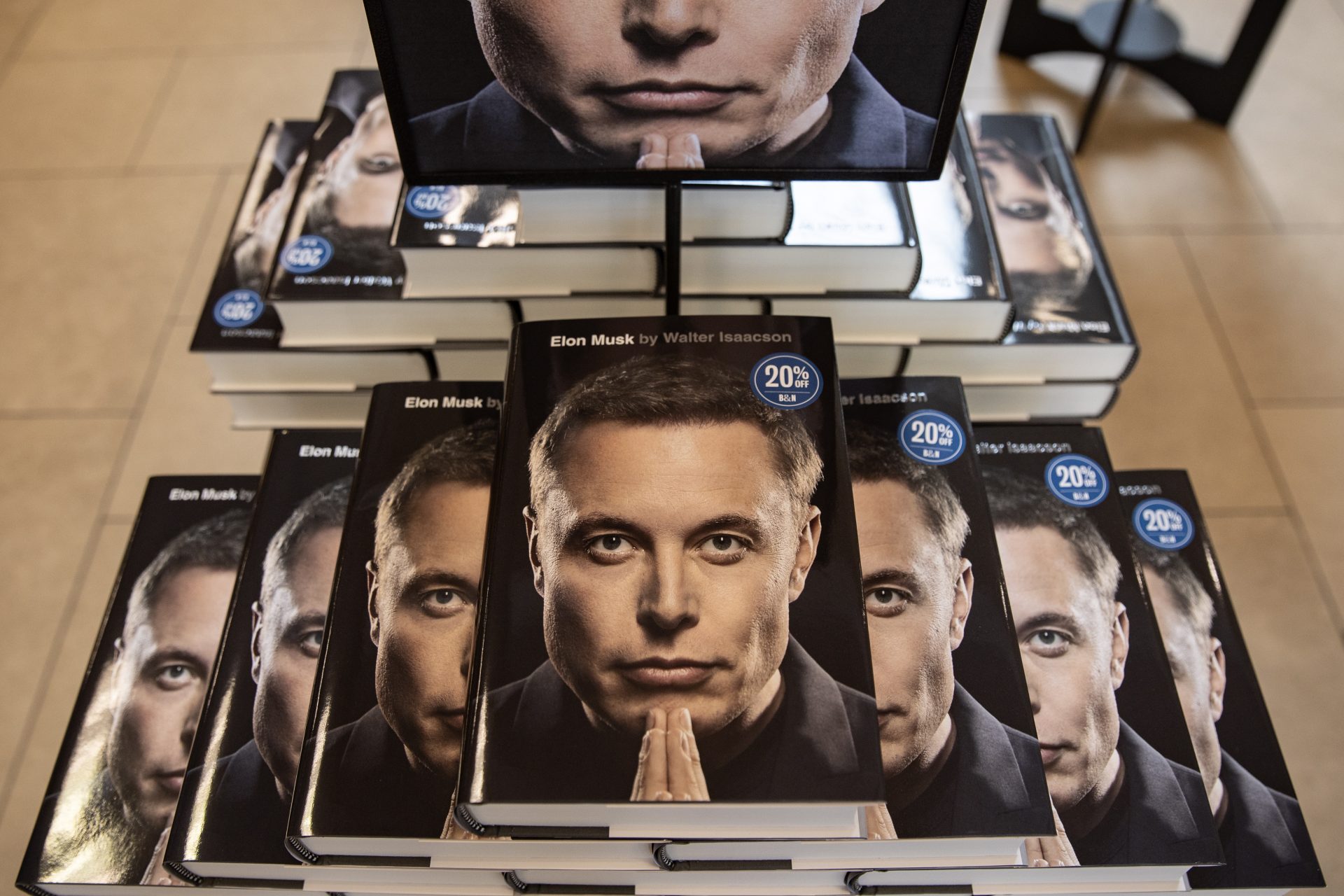 Vista de la biografía de Elon Musk escrita por Walter Isaacson, en una librería de Glendale, California, este 12 de septiembre de 2023. EFE/Etienne Laurent