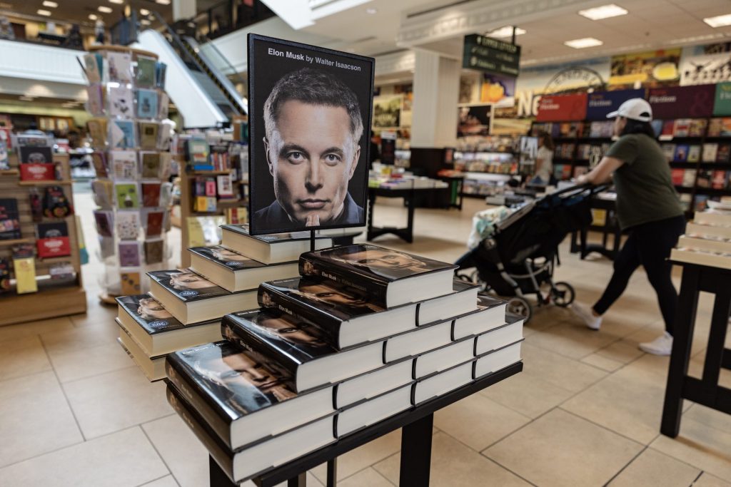 Vista de la biografía de Elon Musk escrita por Walter Isaacson, en una librería de Glendale, California, este 12 de septiembre de 2023. EFE/Etienne Laurent