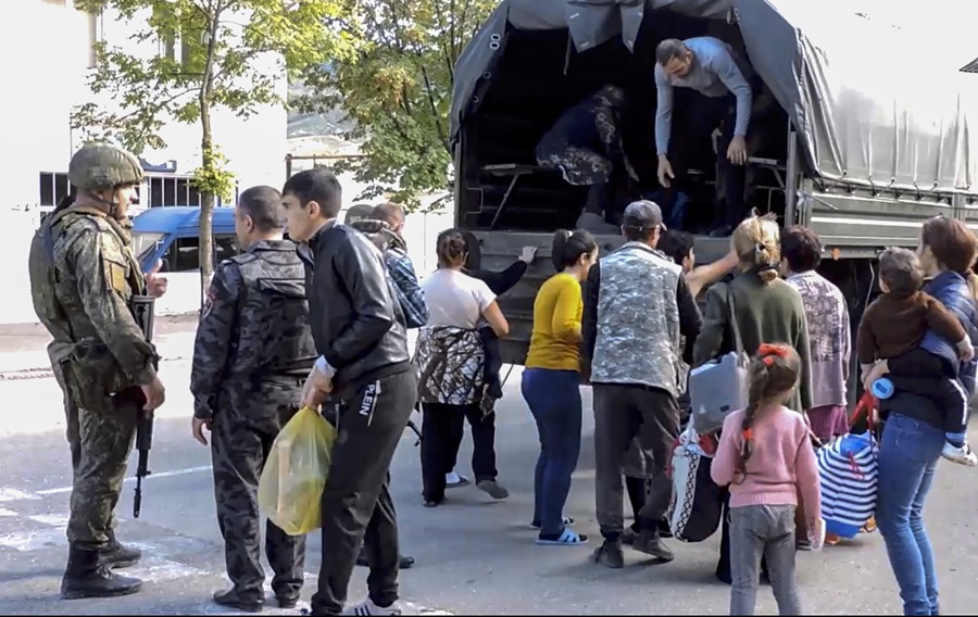 Imagen tomada de un vídeo proporcionado por el servicio de prensa del Ministerio de Defensa ruso que muestra a las fuerzas de paz rusas evacuando a civiles de Nagorno-Karabaj en un lugar no revelado