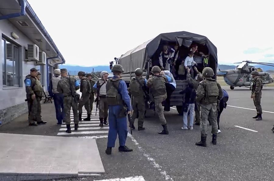 Imagen tomada de un vídeo proporcionado por el servicio de prensa del Ministerio de Defensa ruso que muestra a las fuerzas de paz rusas evacuando a civiles de Nagorno-Karabaj en un lugar no revelado, este 20 de septiembre