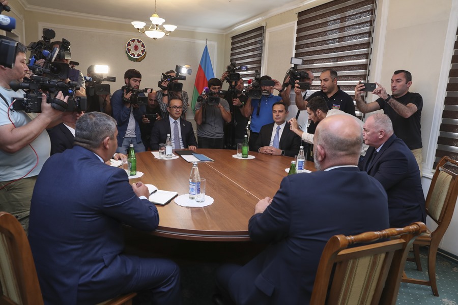Davit Melkumyan (i) y Areg Avagyan (2-d), diputados de la Asamblea Nacional de Nagorno-Karabaj, durante conversaciones con funcionarios azerbaiyanos encabezados por Ramin Mamedov, responsable de los contactos con los residentes armenios del territorio.