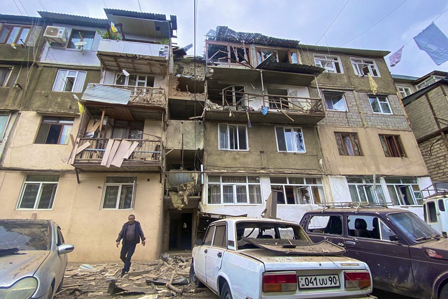 Fotografía proporcionada por OC Media que muestra daños a edificios residenciales y vehículos en Stepnakert, Nagorno-Karabaj, EFE/EPA/Sargsyan/OC MEDIA