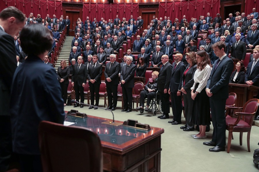 Imagen facilitada por la Presidencia italiana del funeral de Estado del presidente emérito Giorgio Napolitano, en la Cámara de Montecitorio en Roma,