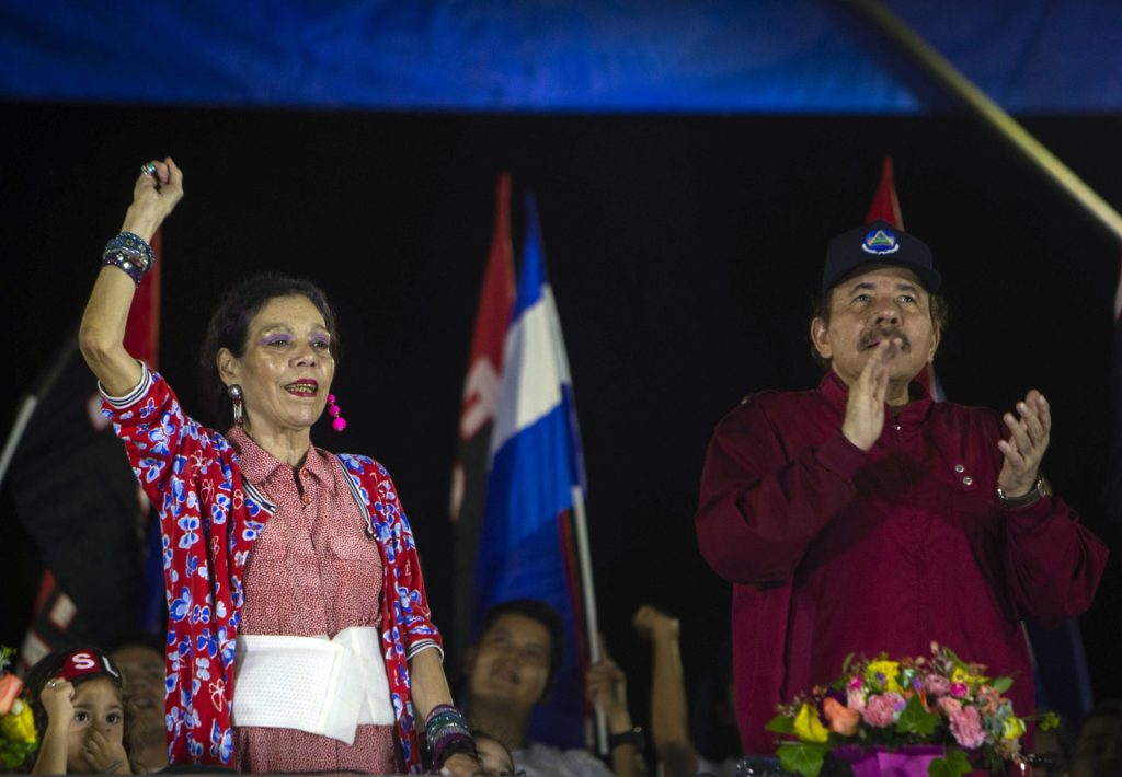 El presidente de Nicaragua, Daniel Ortega (d), participa junto a su esposa y vicepresidenta, Rosario Murillo (i), en una fotografía de archivo. EFE/Jorge Torres