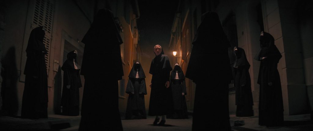 Fotografía cedida hoy por Warner Bros que muestra una escena de la película "The Nun II". EFE/Warner Bros