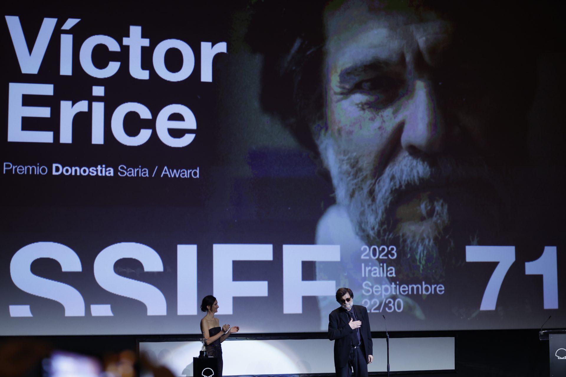 El cineasta Víctor Erice recibe el Premio Donostia este viernes en una ceremonia del 71 Festival Internacional de Cine de San Sebastián.