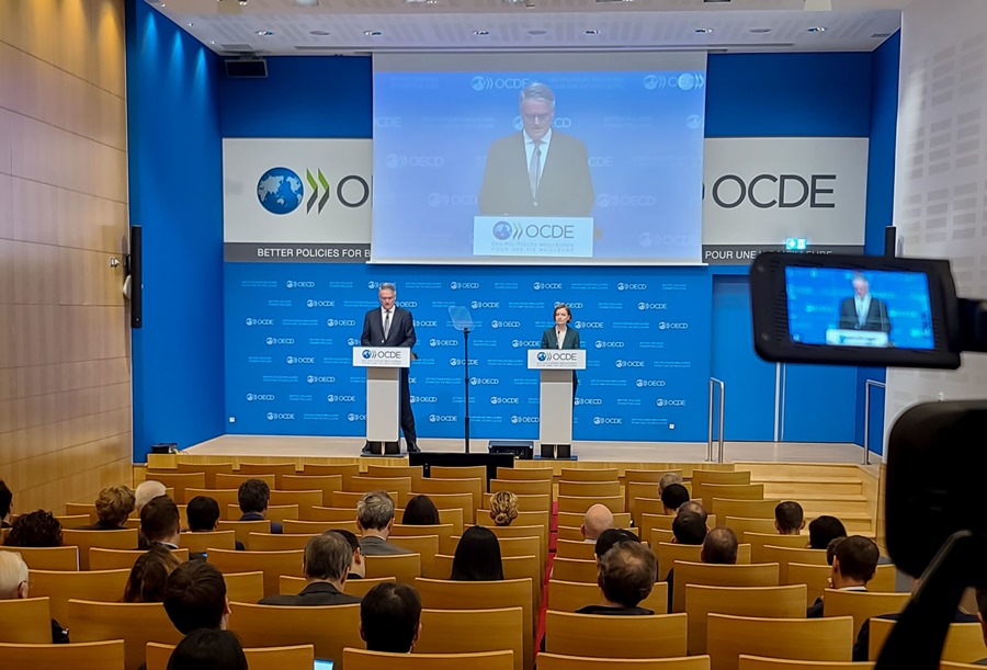 El secretario general de la OCDE, Mathias Cormann, y la economista jefa de la OCDE, Clare Lombardelli, este martes durante la rueda de prensa