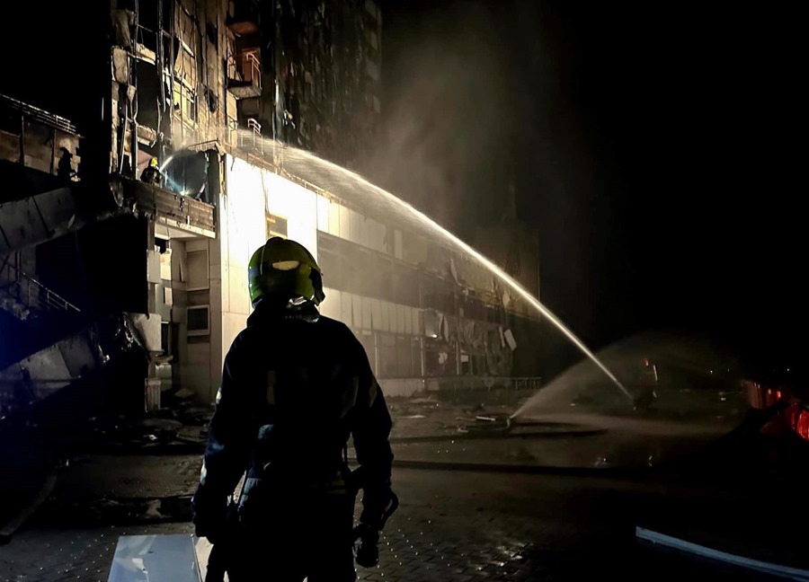 Imagen facilitada por el Servicio Estatal de Emergencia de las labores de extinción del incendio declarado tras un ataque con misiles contra un hotel en la Estación Marítima de Odesa, en el sur de Ucrania.