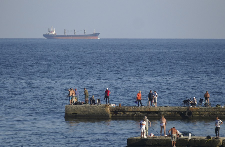 El carguero Aroyat, con bandera de Palau, a su llegada al puerto marítimo de Chornomorsk, cerca de Odesa, al sur de Ucrania.