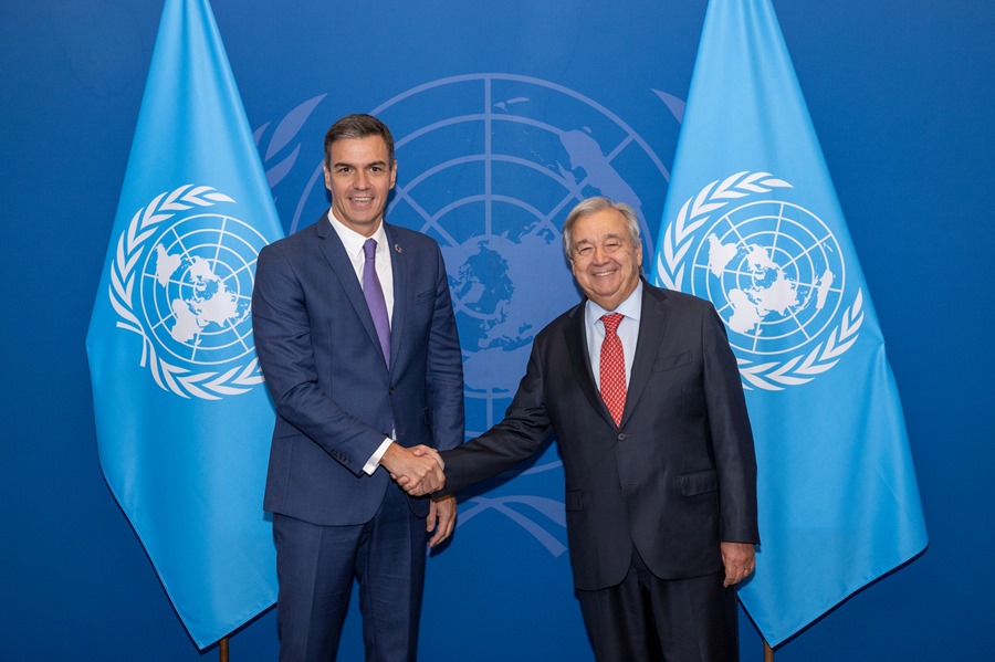El secretario general, António Guterres (d), con el presidente del Gobierno español en funciones, Pedro Sánchez (i),