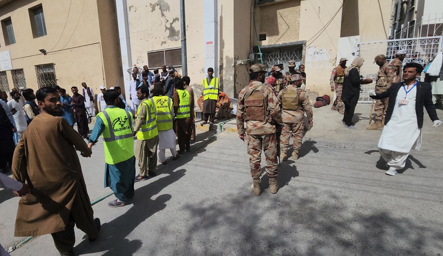Funcionarios de seguridad paquistaníes hacen guardia mientras las víctimas del atentado suicida en una mezquita de Mastung son trasladadas al hospital de Quetta, capital de la provincia de Baluchistán,