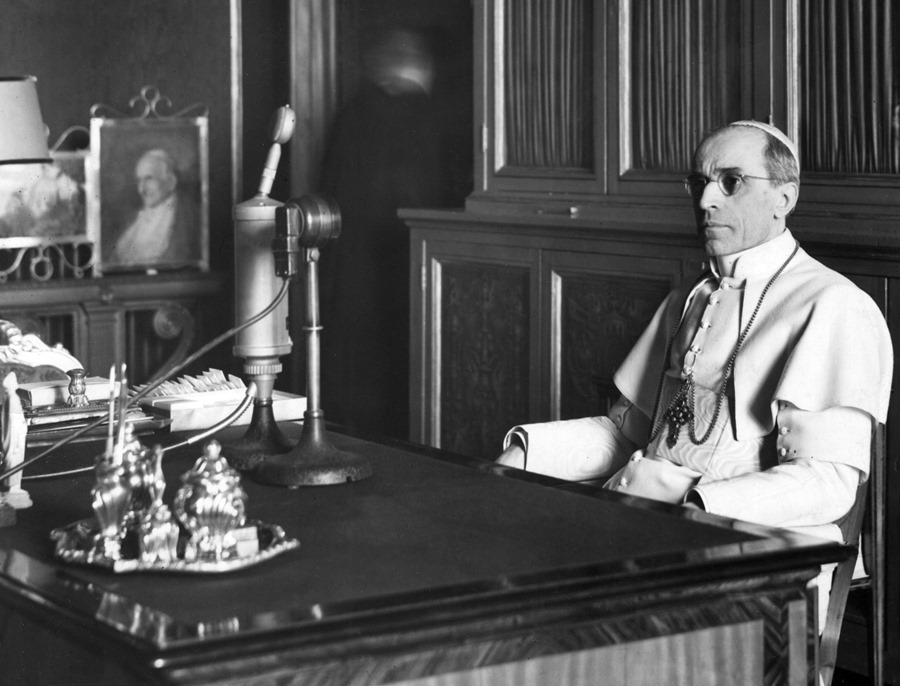 El papa Pío XII pronunciaba su mensaje de Pascua, ante los micrófonos de Radio Vaticano, en 1941