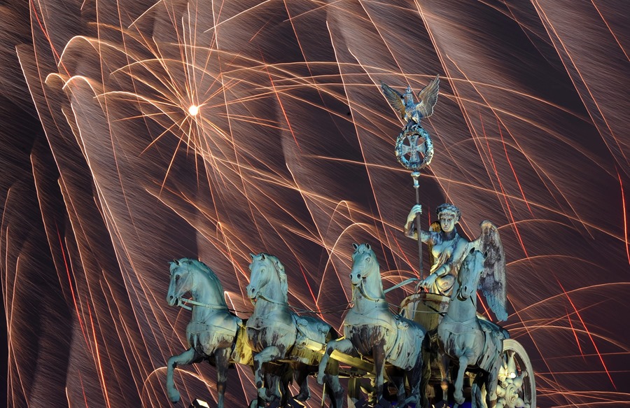 Imagen de archivo de la cuadriga de la Puerta de Brandenburgo en Berlín, durante un espectáculo de fuegos artificiales.