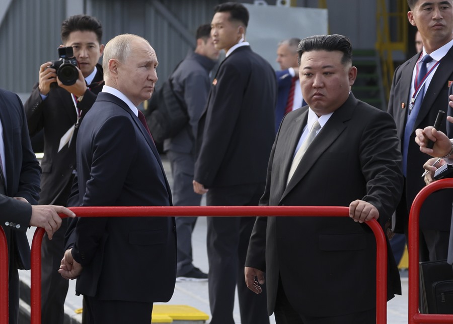 El presidente ruso Vladimir Putin (i) y el líder norcoreano Kim Jong-un durante la visita al cosmódromo de Vostochny la región rusa de Amur.