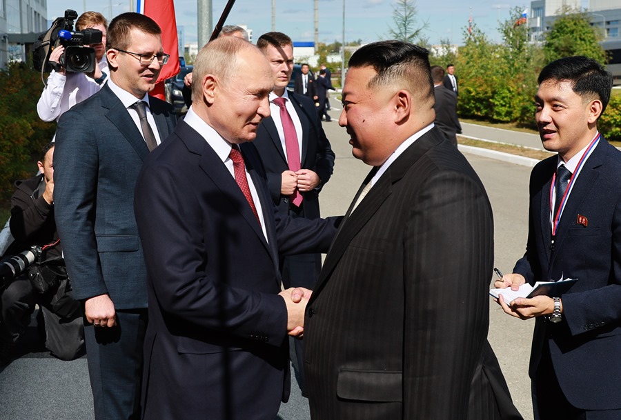 El presidente de Rusia, Vladímir Putin, saluda a su homólogo norcoreano, Kim Jong-un, en el cosmódromo ruso de Vostochni, en la región siberiana de Amur.