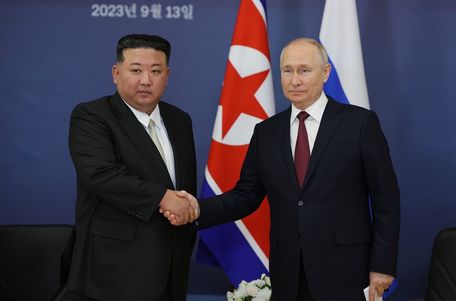 El presidente ruso, Vladimir Putin (d), le da la mano al líder norcoreano, Kim Jong Un (i), durante su reunión en el cosmódromo de Vostochny, en la región rusa de Amur