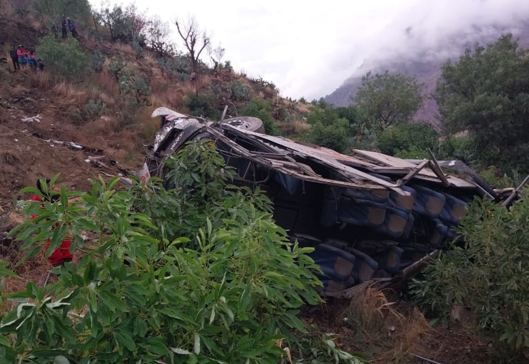 Foto cedida hoy por la Agencia Andina en donde se observa un autobús accidentado, en Huaccoto, en la provincia de Churcampa a más de 650 kilómetros de Lima (Perú). EFE/Agencia Andina