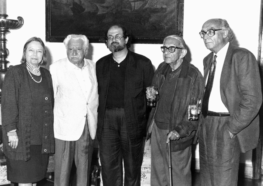 El escritor británico Salman Rushdie (c), acompañado de los también escritores Nélida Piñón (i), Jorge Amado (2ºi), Gonzalo Torrente (2ºd) y José Saramago (d), durante  las sesiones literarias del 60º Congreso Internacional del Pen Club en Galicia. EFE/lad