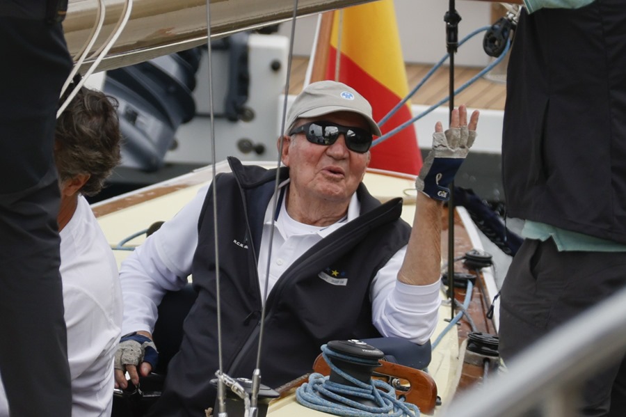 El rey Juan Carlos sale a entrenar en Sanxenxo para competir este jueves en la regata que lleva su nombre