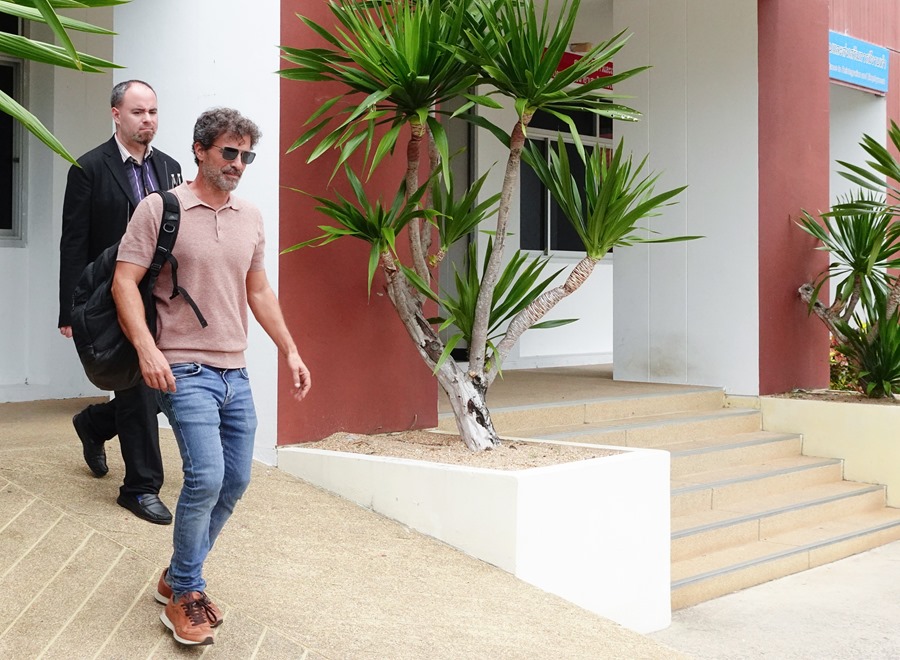 El actor español Rodolfo Sancho a la salida de la prisión de Koh Samui, al sur de Tailandia, tras visitar por segunda vez a su hijo, Daniel Sancho.