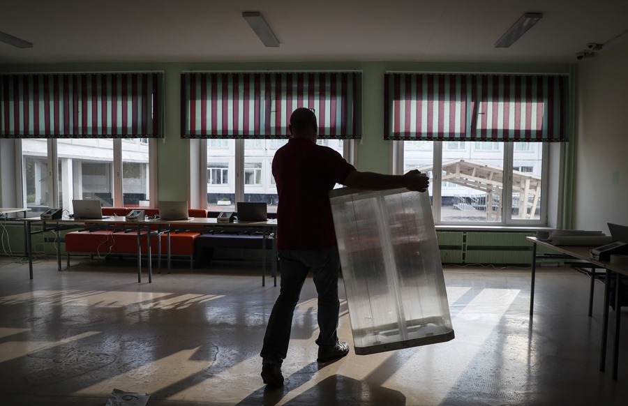 Un miembro de la comisión electoral local prepara urnas en una mesa electoral en Moscú.