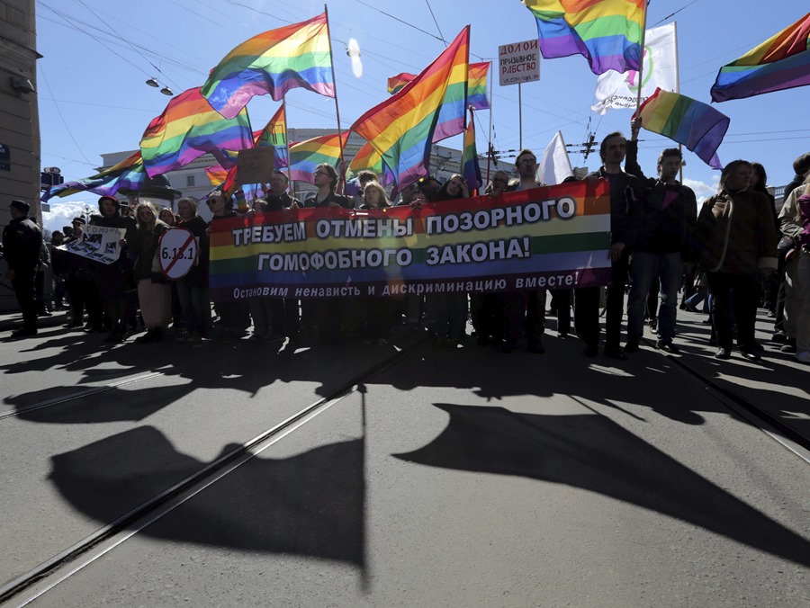 Activistas de la LGTB gritan eslóganes y portan banderas con el arcoíris durante una protesta convocada con motivo del Día Internacional del Trabajo en Moscú