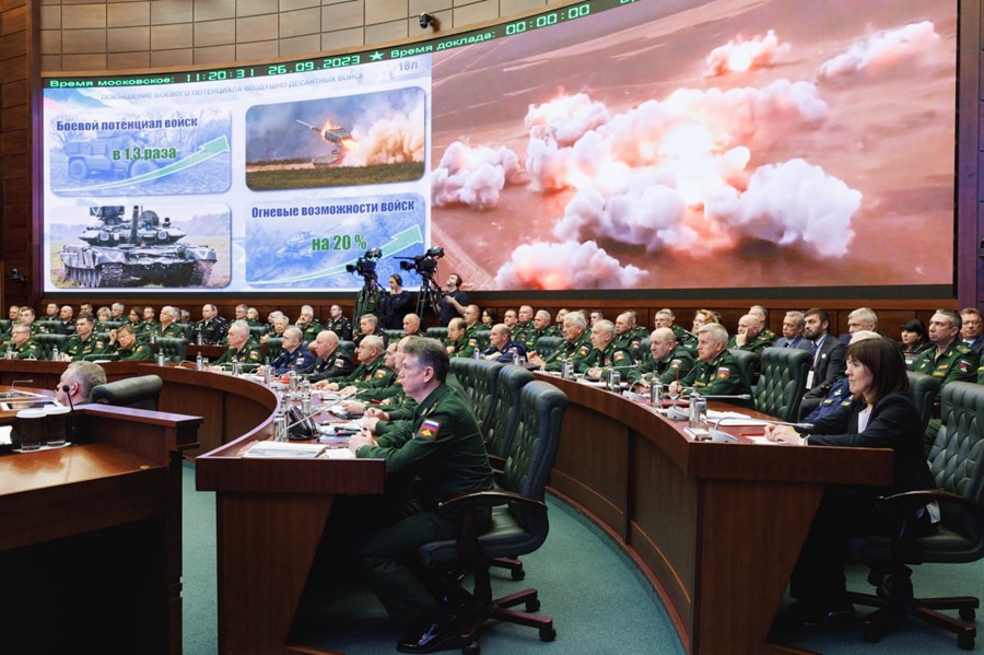 Reunión del ministro de Defensa ruso, Serguéi Shoigú, con la plana mayor del Ejército