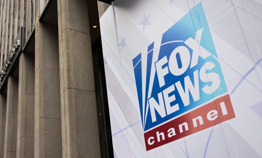 Vista del logo de la cadena Fox News, en su sede principal de Nueva York, en una fotografía de archivo. EFE/Justin Lane
