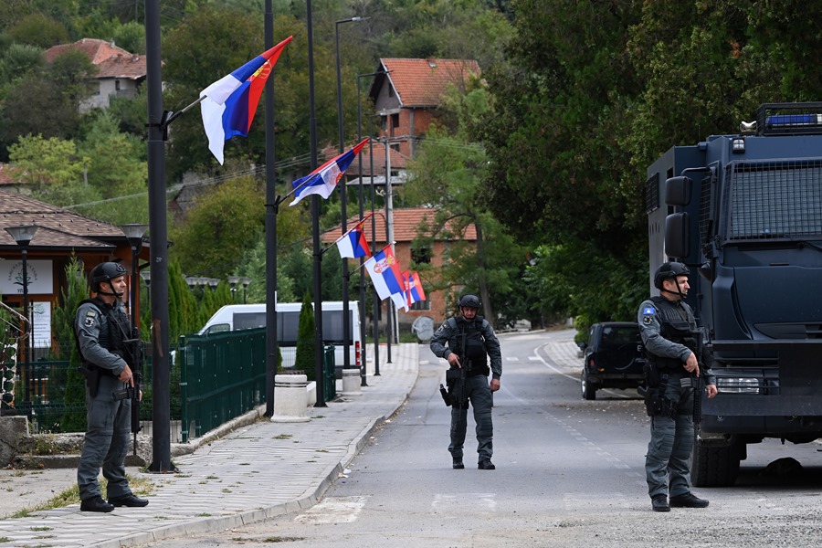 Oficiales armados de la policía de Kosovo patrullan la aldea de Banjska