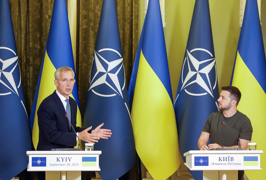 El presidente ucraniano Volodymyr Zelensky (d) y el secretario general de la OTAN, Jens Stoltenberg (L), en una conferencia de prensa conjunta tras su reunión este jueves en Kiev.