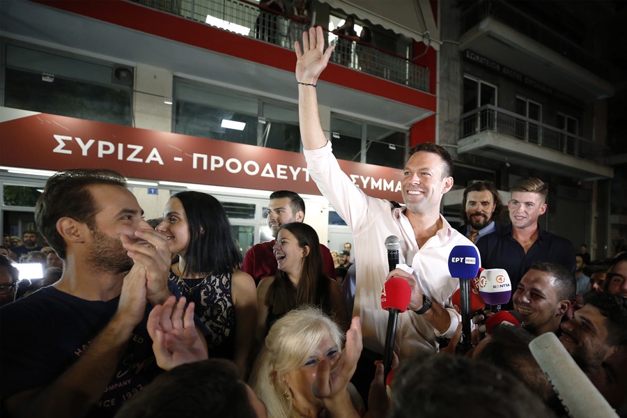 Stefanos Kasselakis (c) celebra su victoria como nuevo lider SYRIZA-Alianza Progresista, en Atenas