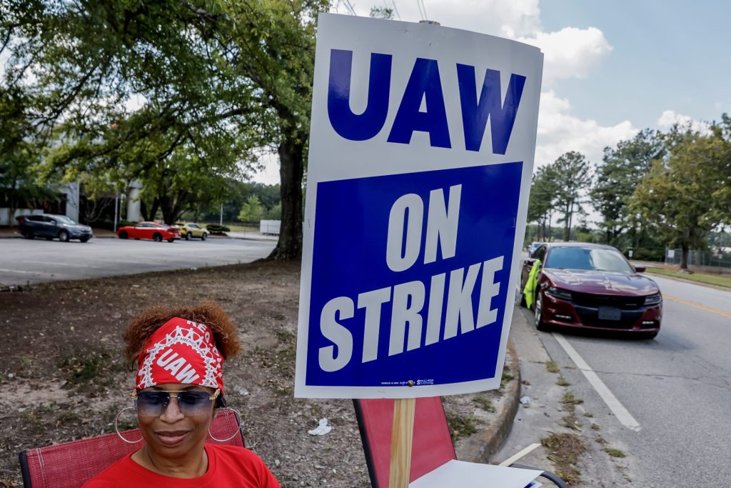 Personas que pertenecen al sindicaro de United Auto Workers (UAW) participan en una huelga en la ciudad de Morrow, Georgia (EE.UU.), este 22 de septiembre de 2023. EFE/ Erik S. Lesser
