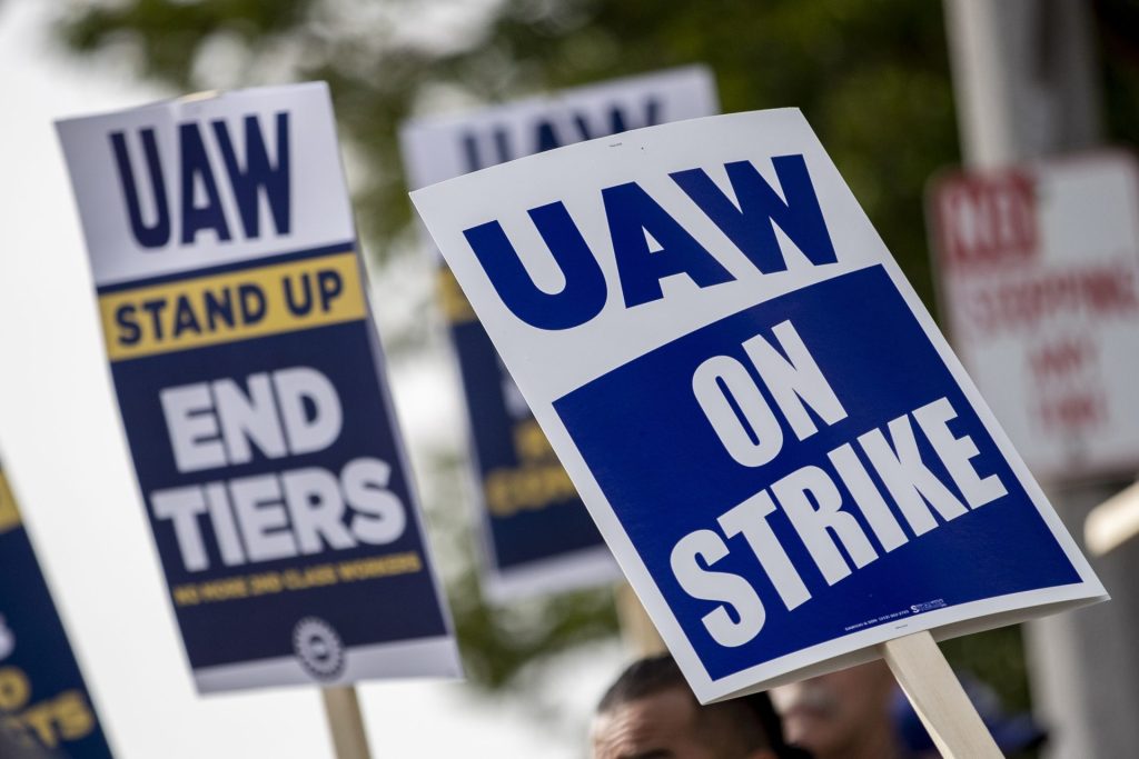 Personas que pertenecen al sindicaro de United Auto Workers (UAW) participan en una huelga cerca de la sede de General Motors en la ciudad de Rancho Cucamonga, California (EE.UU.), este 22 de septiembre de 2023. EFE/ Etienne Laurent