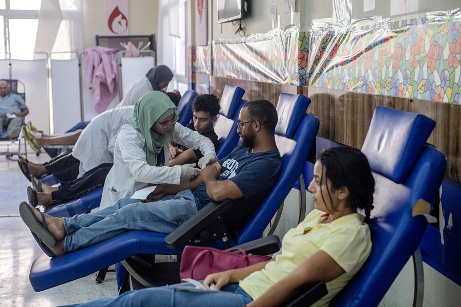 Ciudadanos y turistas marroquíes donan sangre en un centro de transfusión de Marrakech para las víctimas del terremoto del pasado viernes
