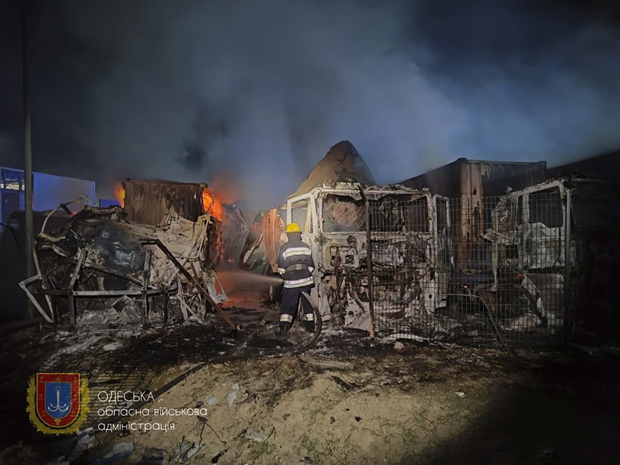 Rescatistas trabajan en la extinción de un incendio declarado tras un ataque nocturno en una infraestructura portuaria en la región de Odesa, al sur de Ucrania,