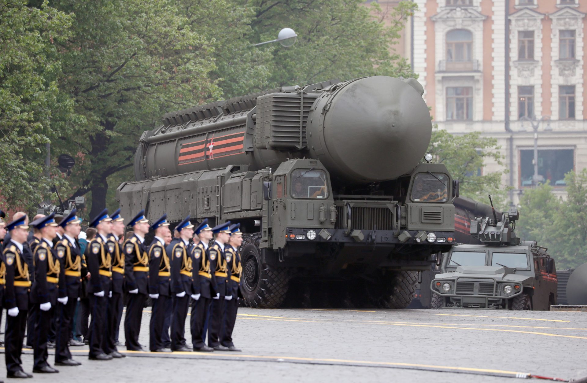 Un misil nuclear estratégico RS-24 Yars ruso en un desfile militar en la Plaza Roja de Moscú.
