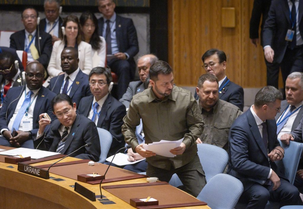 El presidente de Ucrania, Volodímir Zelenski, deja su lugar tras hablar ante el Consejo de Seguridad de la ONU, este 20 de septiembre de 2023, en Nueva York. EFE/Justin Lane