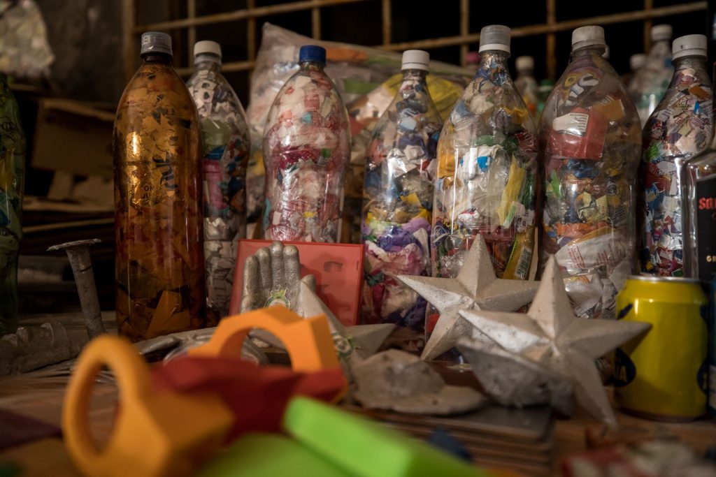 Vista de objetos en un centro de acopio de materiales para reciclaje, el 9 de septiembre de 2023 en Caracas (Venezuela). EFE/Miguel Gutiérrez