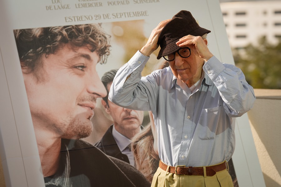 El director neoyorquino Woody Allen posa durante la presentación en Barcelona de su última película, "Golpe de suerte"