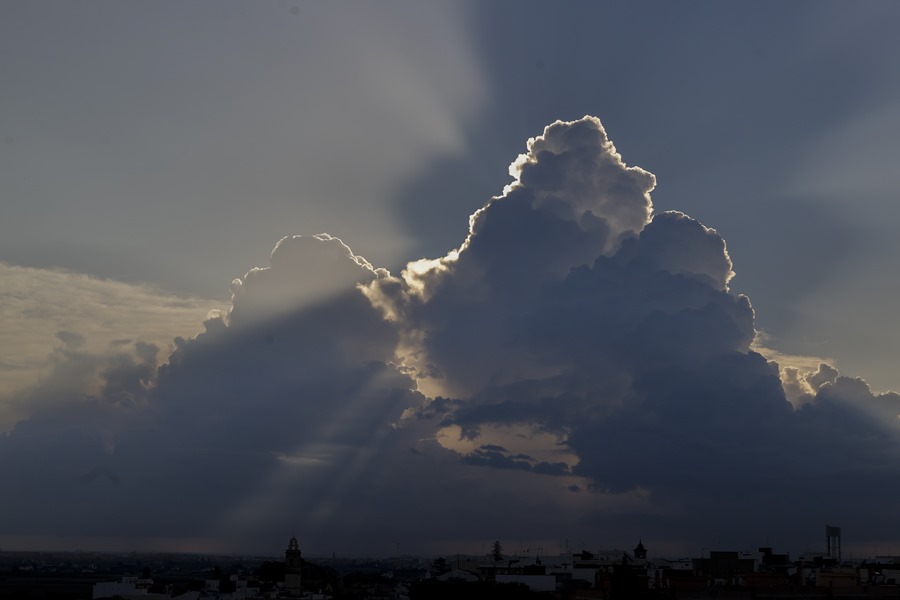 Vista general de la luz solar abriéndose paso entre las nubes en Godella