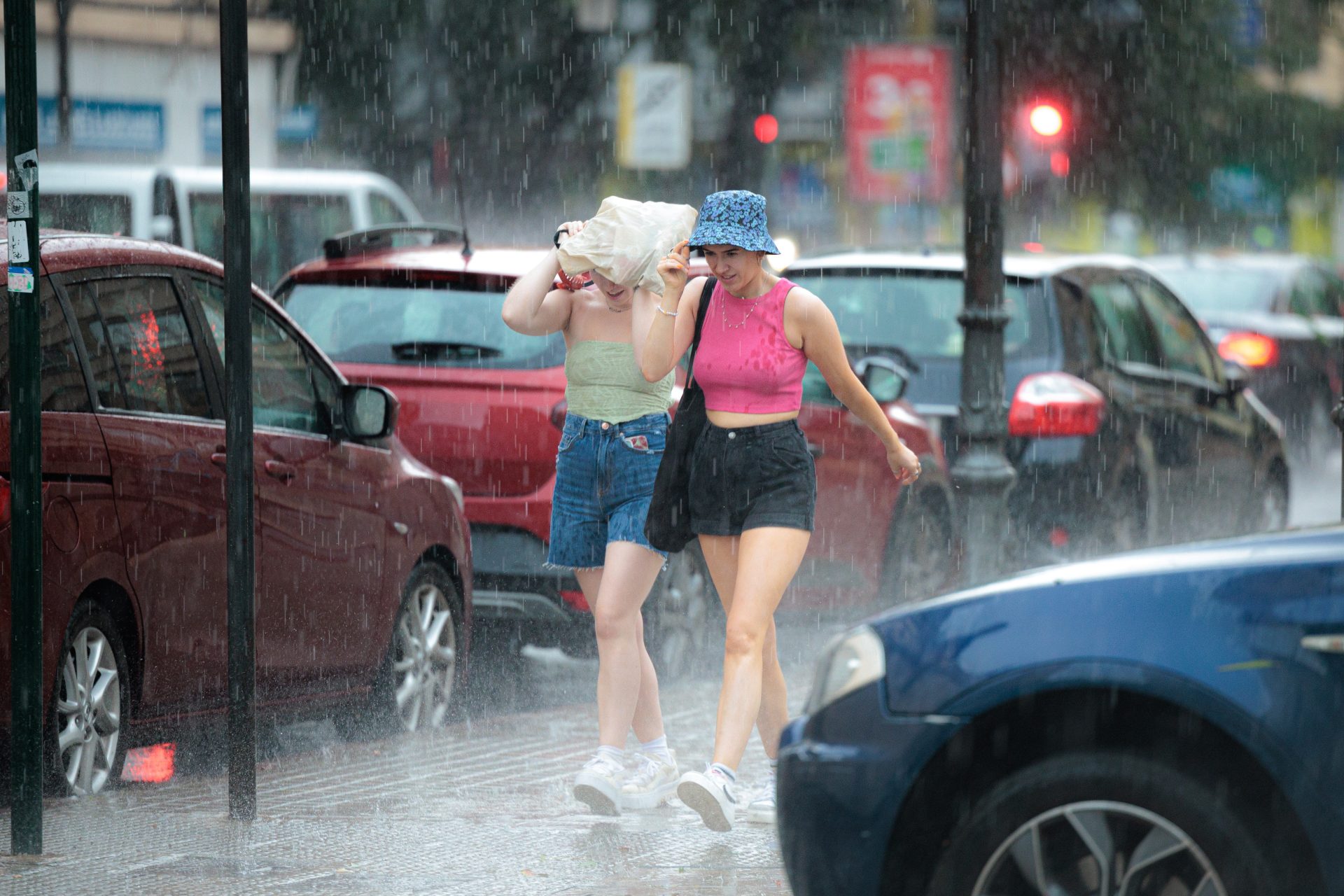 Dos personas se protegen de la lluvia intensa.