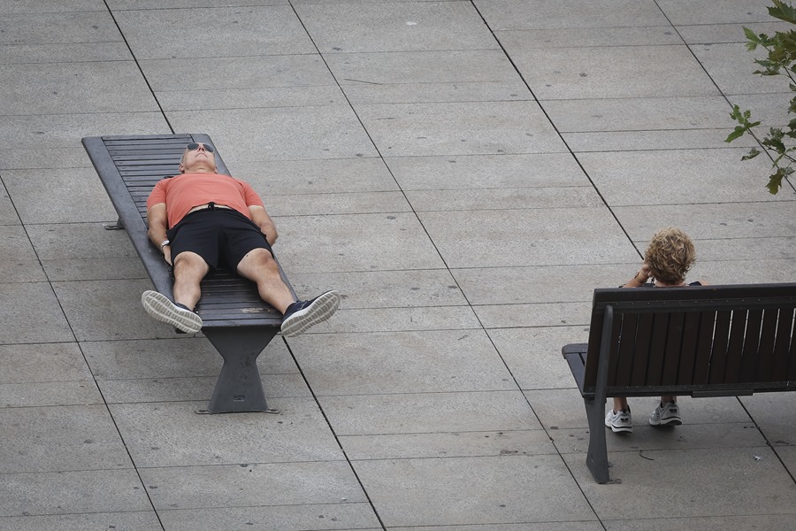 Dos personas disfrutan de las suaves temperaturas de Pamplona