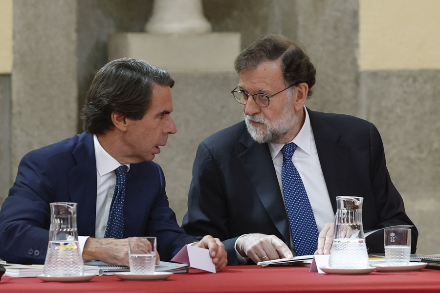Los expresidentes del Gobierno de España José María Aznar (i) y Mariano Rajoy (d)