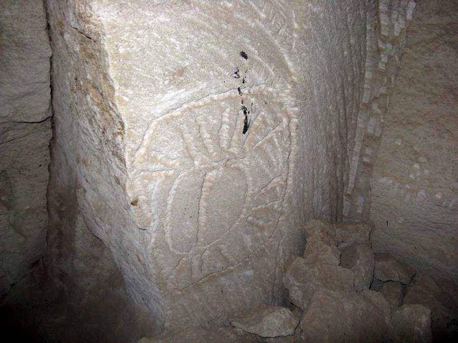 Uno de los símbolos grabados en una una cueva gigantesca descubierta por arqueólogos israelíes en Jericó